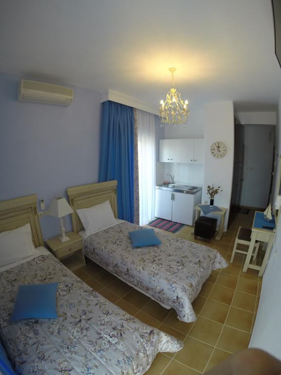 Akrotiri * Néos Marmarás